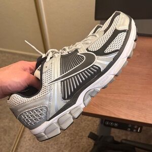 Nike Zoom Vomero 5 Sneaker (Men) in 9.5